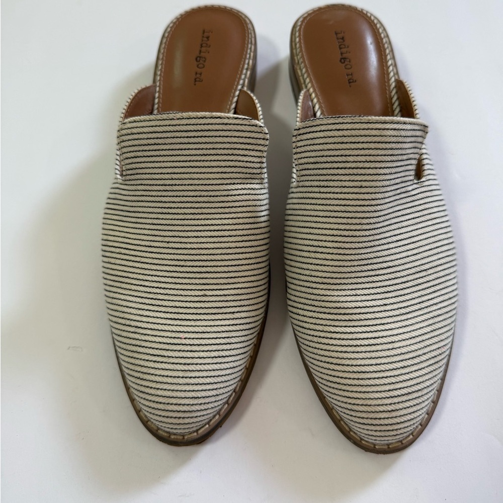 ÍNDIGO Rd. White and Black Striped Loafers
